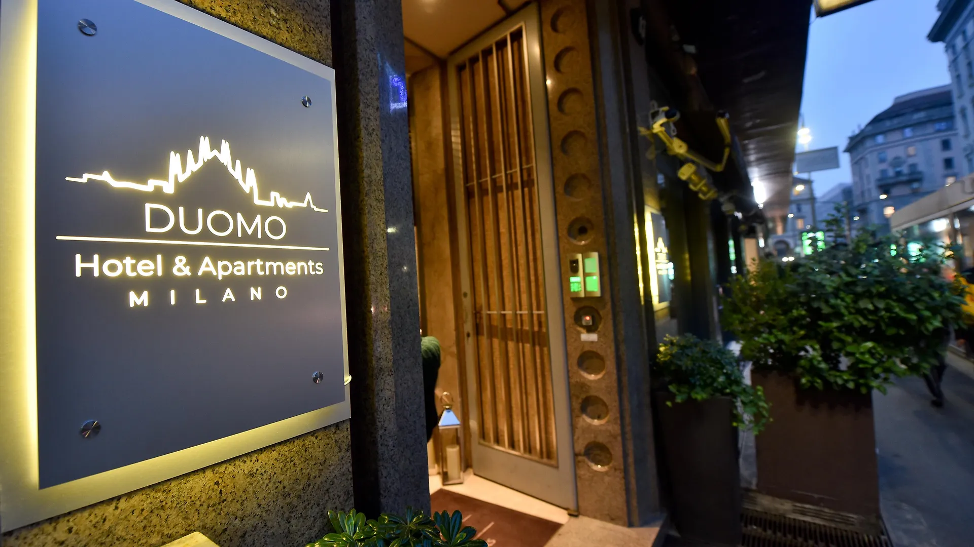 ميلان Duomo Hotel & Apartments 4*,  إيطاليا